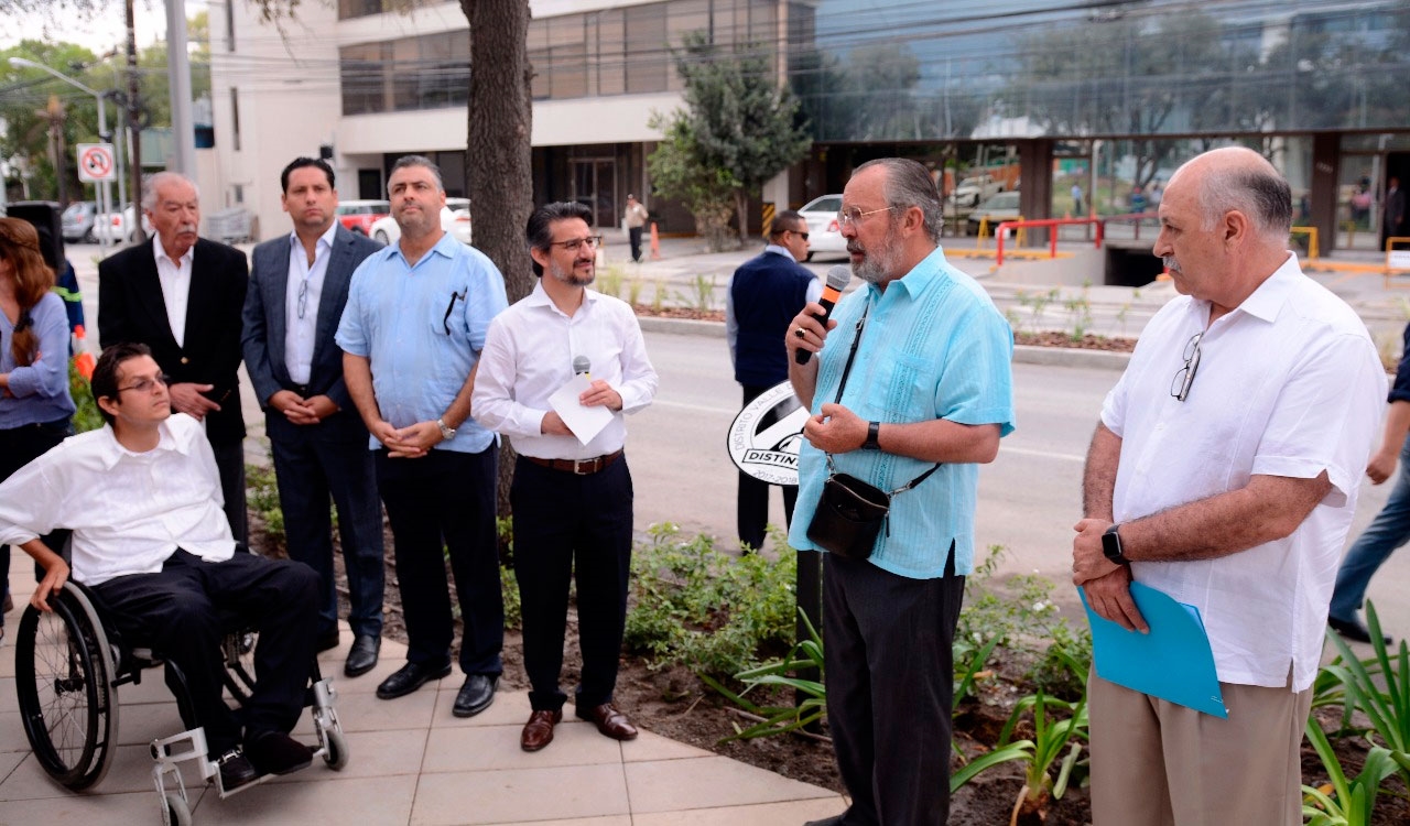 Imagen de Accesibilidad en la Calle Roble, Distrito Valle del Campestre, Monterrey, N.L.