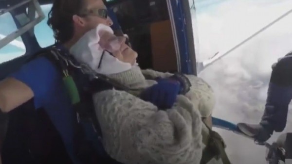 Imagen de Una abuela de 102 años salta en paracaídas por esta buena causa  